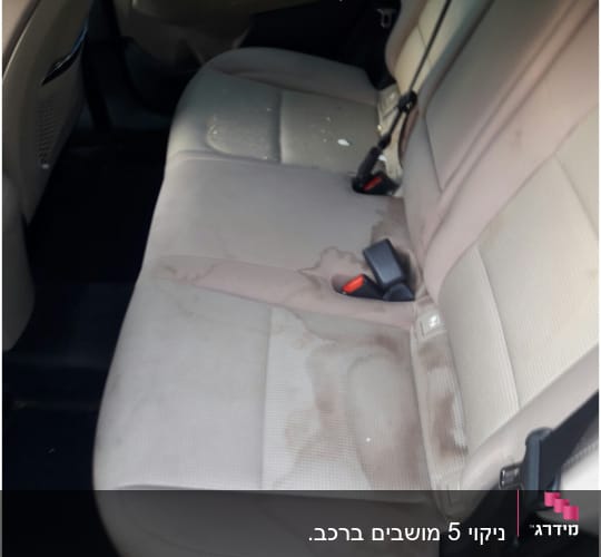 מושב רכב מלוכלך עם כתמים ולכלוך גלוי